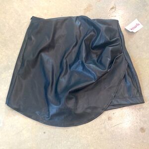 NWT Ci Sono  faux leather shorts with skirt front. Black. Size large